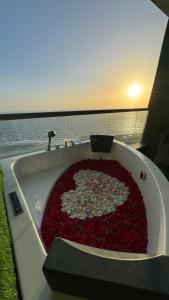 شقق بإطلالة بحرية في برج داماك جدة