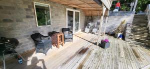 Bright comfortable guest suite close to both swimming, nature and city