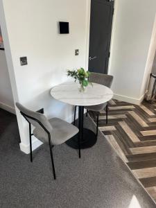 Affordable Serviced Apartment Perfect for Contractors in PE1 Short & Long Term Stays - Free WIFI - Free Parking - With Sofa Bed - Full Kitchen