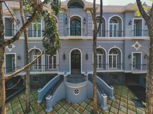 OISA Tudor house 205