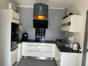 Maison Mont Valérien Spacious Family and Business Stay with AC and Parking, near Paris La Défense