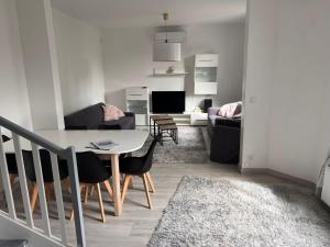 Maison Mont Valérien Spacious Family and Business Stay with AC and Parking, near Paris La Défense