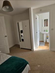 Double Bedroom in Dartford central- Private Toilet & Bathroom
