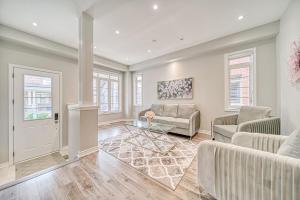 Spacious 3 Bedroom Townhome Near Thermea Spa and Casino Ajax