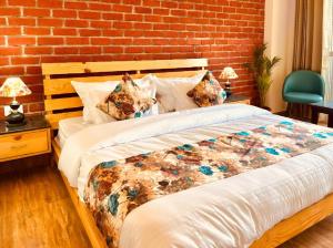 Pine View Luxury Resort with Mountain View & Premium Rooms