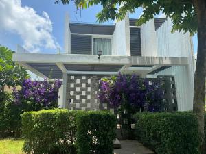 Villa biển Oceanami B805 - Ô tô đậu trước cửa nhà