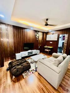 Luxurious Modern Flat with Elegant Interiors