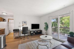 Workspace with Desk & Walkable to hospital & campus