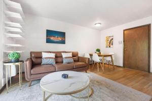 Workspace with Desk & Walkable to hospital & campus