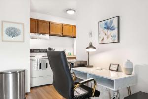 Workspace with Desk & Walkable to hospital & campus