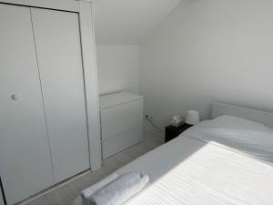 Maison Mont Valérien Spacious Family and Business Stay with AC and Parking, near Paris La Défense