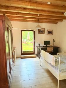 Remise an der Rennbahn - umzäuntes Anwesen mit Parkplätzen, AmzonPrime, Netflix, Wii, PS2