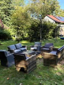 Remise an der Rennbahn - umzäuntes Anwesen mit Parkplätzen, AmzonPrime, Netflix, Wii, PS2