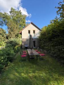 Remise an der Rennbahn - umzäuntes Anwesen mit Parkplätzen, AmzonPrime, Netflix, Wii, PS2