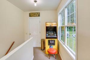 Private cottage close to shopping dining and skiing