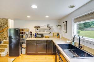 Private cottage close to shopping dining and skiing