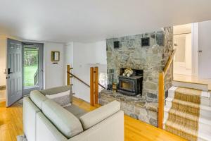 Private cottage close to shopping dining and skiing