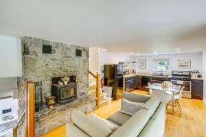 Private cottage close to shopping dining and skiing