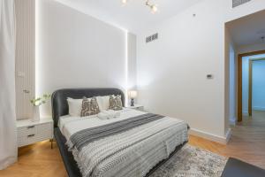 Exceptional 2BR with Marina Waterfront View