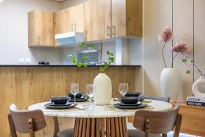 Exceptional 2BR with Marina Waterfront View