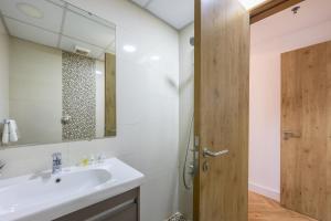 Exceptional 2BR with Marina Waterfront View