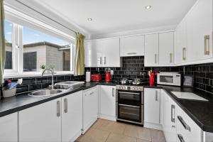 Hillsborough Home from Home, Garden and 2x Parking by StayByNumbers