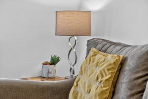 Hillsborough Home from Home, Garden and 2x Parking by StayByNumbers