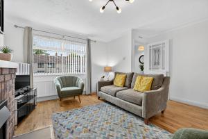 Hillsborough Home from Home, Garden and 2x Parking by StayByNumbers