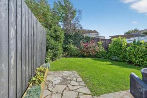 Hillsborough Home from Home, Garden and 2x Parking by StayByNumbers