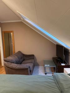 Comfortable room - Double bed - Private bathroom - Free parking - Shared kitchen - Bus stop and store 2 min walk