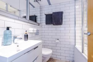 Stunning 3BR Townhouse, Terrace, Games, Free Parking