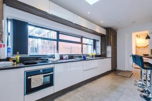 Stunning 3BR Townhouse, Terrace, Games, Free Parking