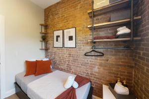 Bright Downtown Room near Yale & East Rock!