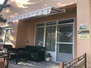 Két szobás, teraszos, kertes vendégház