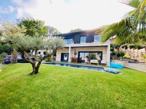 Villa de luxe avec piscine et vue imprenable sur le lac