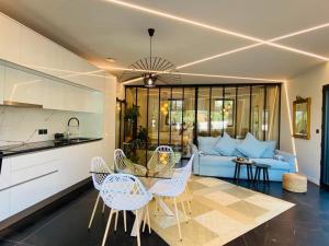 Villa de luxe avec piscine et vue imprenable sur le lac