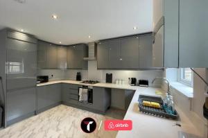 Spacious 4 Bedroom House for 8 Guests Ideal for Families and Contractors, WIFI and Free Parking