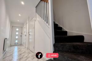 Spacious 4 Bedroom House for 8 Guests Ideal for Families and Contractors, WIFI and Free Parking