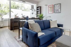 Modern 1BDMApartment Near Shopping Mall & Metro