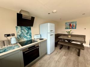 Seaside Getaway - Roebuck Cottage