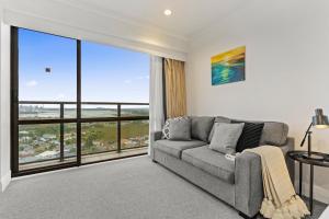 Skyline Sojourn Studio with Parking and Sea Views
