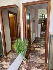 Amplio adosado con piscina, jardines, tenis, etc