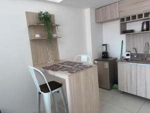 ZONA VIP elegante y comodo APARTAMENTO FAMILIAR CON BALCON y hermosa vista a la calle, canal isuto zona equipetrol