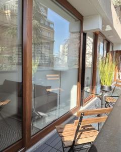 Descubre Santiago desde amplio depto con vista única