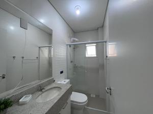 Lindo apto com piscina e churrasqueira a 400m da praia!