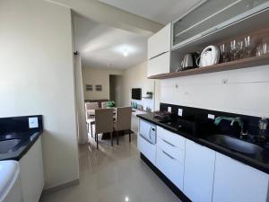 Lindo apto com piscina e churrasqueira a 400m da praia!