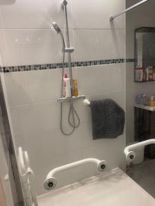 Apparemment 1 chambre proche gare