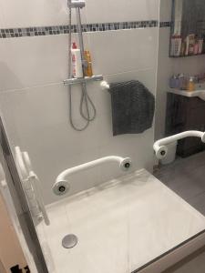 Apparemment 1 chambre proche gare