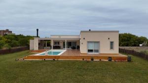 Amplia casa con pileta, parque y acceso a la playa