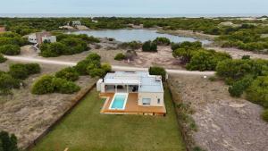 Amplia casa con pileta, parque y acceso a la playa